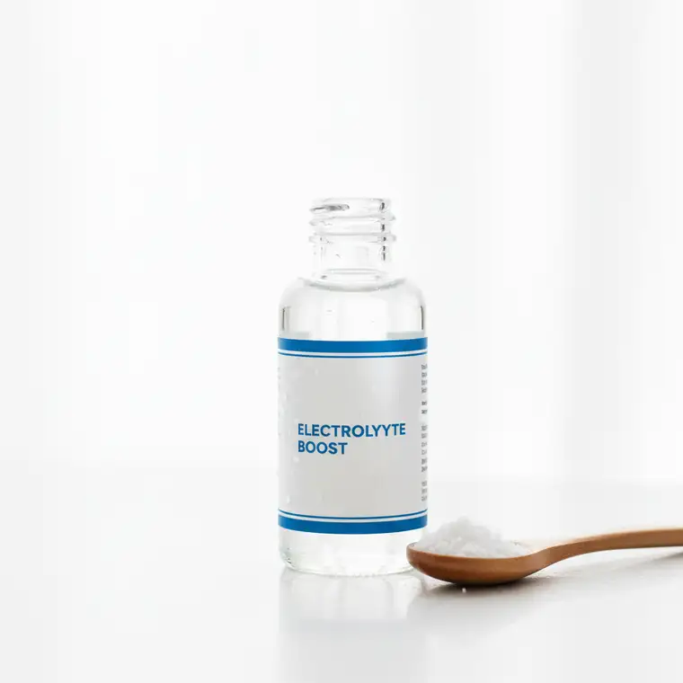 Osoba trzymająca tył głowy z bólu, ilustrująca ból głowy po alkoholu zlokalizowany w potylicy i karku