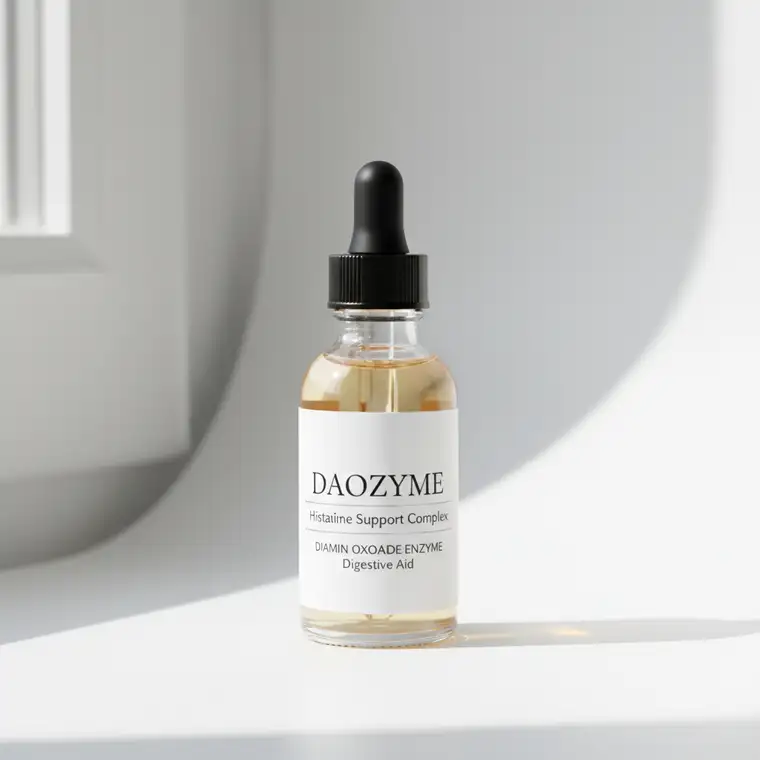 Mężczyzna z bólem głowy po czerwonym winie, pokazujący jak histamina w alkoholu nasila objawy kaca i migrenę po spożyciu alkoholu