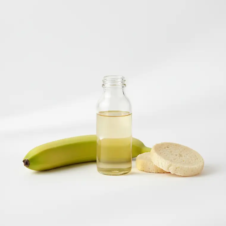 Osoba leżąca na kanapie z butelką wody, próbująca odzyskać apetyt po ciężkim kacu, regeneracja organizmu po alkoholu