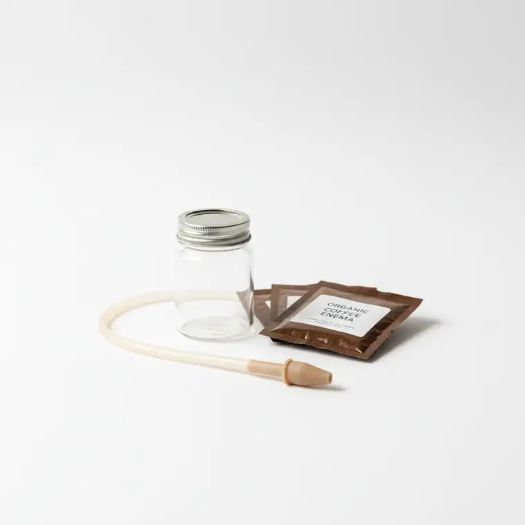 Osoba trzyma zestaw do lewatywy kawowej w domu; kontekst hemoroidów i bezpieczeństwa zabiegu, dylemat wykonywania lewatyw przy żylakach odbytu