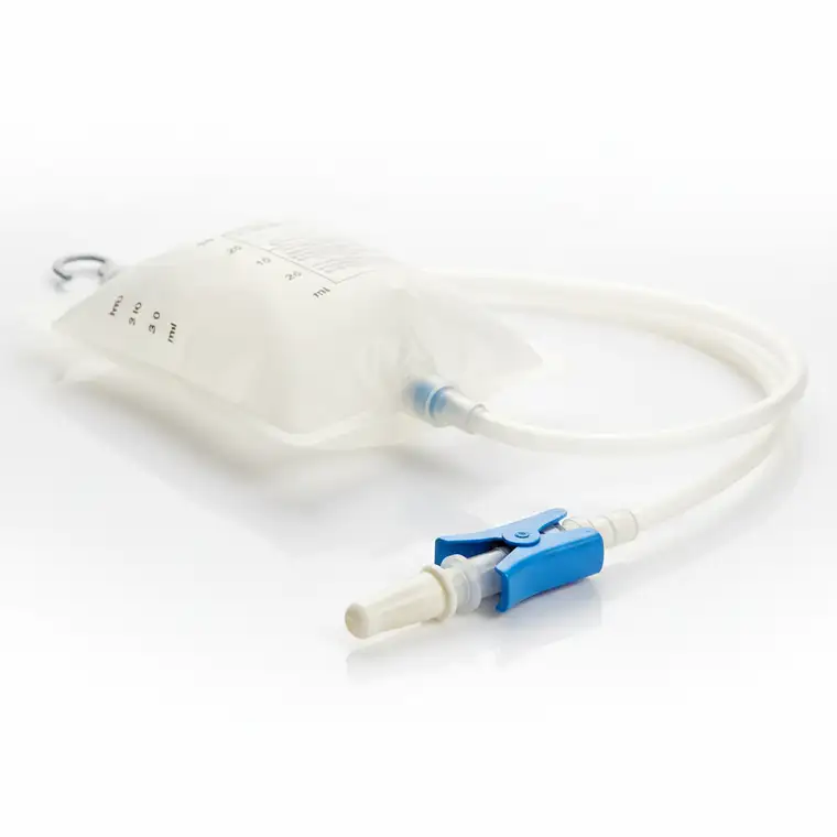 Osoba przygotowująca zestaw do lewatywy oczyszczającej jelita w łazience, pokazany worek, wężyk i higieniczne warunki, zgodnie z instrukcją dla początkujących