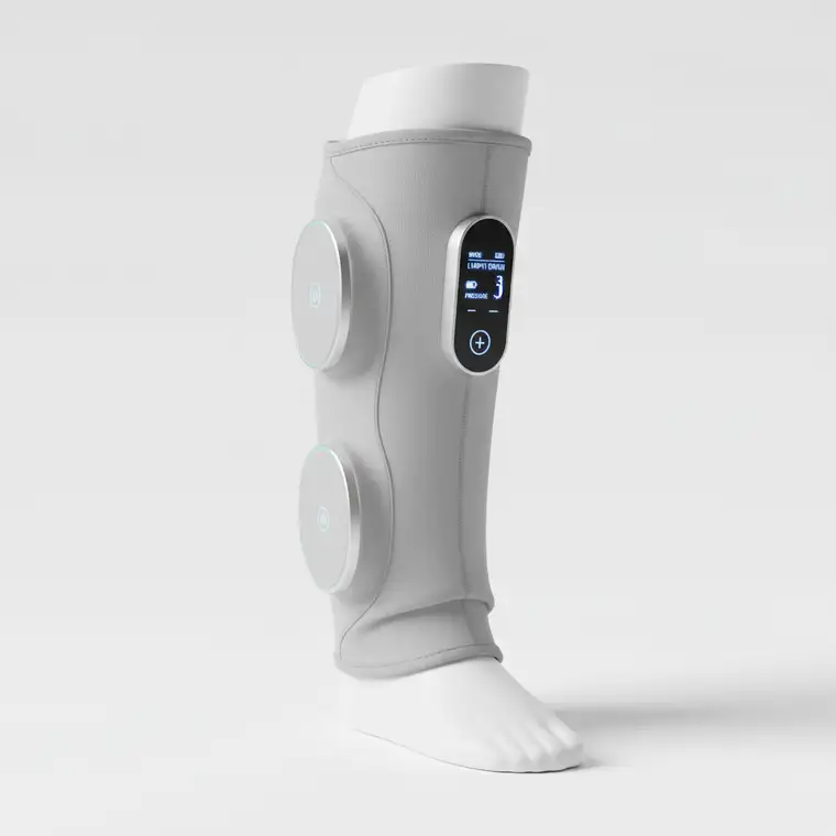 Kobieta przy biurku używa domowego masażera do drenażu limfatycznego 2026 na nogi, aby zmniejszyć obrzęki przy siedzącej pracy